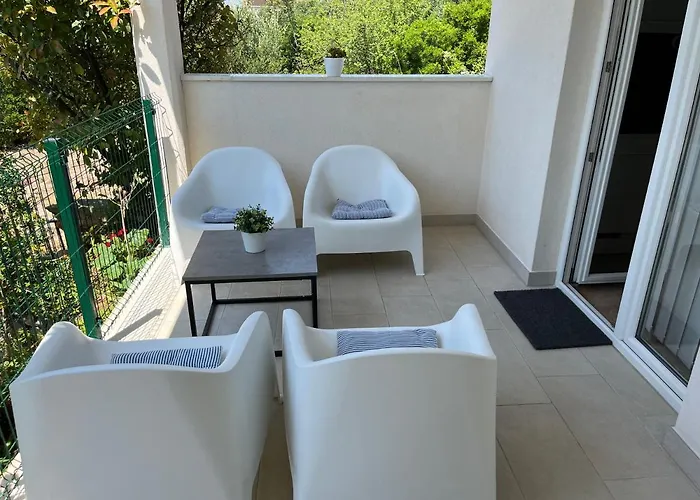 Luxury Nikolina Sea&city View Apartment *