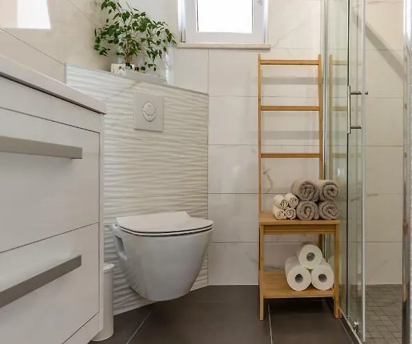 Luxury Nikolina Sea&city View Apartment