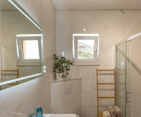 Luxury Nikolina Sea&city View Apartment