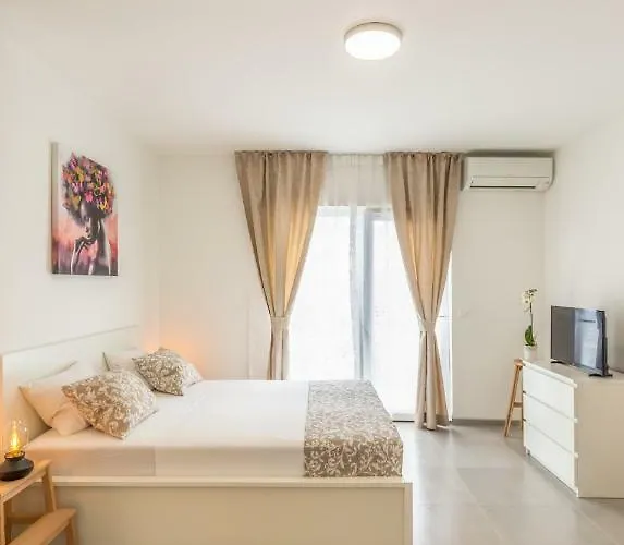 Luxury Nikolina Sea&city View Apartment