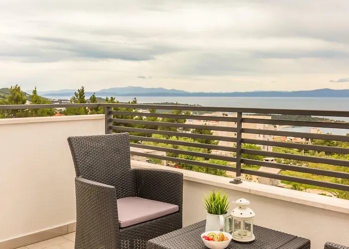 Luxury Nikolina Sea&city View شقة *